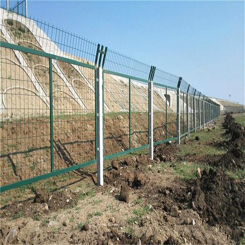 公路铁路防护隔离栅 高铁防护栏栅与金属框架护栏网的安全守护